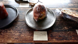 パン屋 二兎 - フロマージュ 1/2カット(300円＋税) １個(600円＋税)