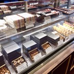 アングランパ - チョコレート・ギモーブ・マカロンなどのショーケース