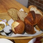 Der Backmeister - バターの甘い香りがたまらない大きなクロワッサン、表面がパリッと香ばしいローゲンブレッド、スライスパン3種（プレーン、白ごま、マルチグレイン）