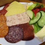 Der Backmeister - ハラル仕様でチキンやビーフ、ターキーを使ったハムやサラミ、スライスチーズやとろけるブリー、野菜やピクルス、青りんごまで