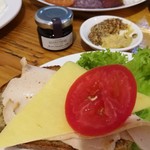 Der Backmeister - マスタード2種を塗ったパンに、ハムやチーズ、トマトを重ねると絶妙！瓶入りのブラックベリージャム＆バターも合う！