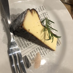 コシーナ シエスタ - B スペイン料理屋さんの黒いチーズケーキ