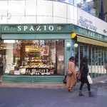 スパジオ - 大きな窓ガラスが交差点の角で目立つ「Ｃａｆｅ　ＳＰＡＺＩＯ」さん