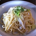 nunc nusq - パスタランチ  しらすとキャベツのペペロンチーノ  ９４５円