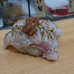 寿司 魚がし日本一 - 炙り鱧　鱧を炙るのって初めて見ました。1貫\200(19-06)