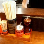 らーめん 鶏喰 - 内観（調味料）