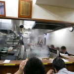 ラーメン二郎 - 店内は男性率9割