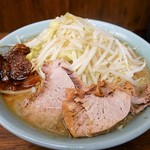 ラーメン二郎 - ラーメン   700円/税込
            トッピング:背脂のみ (左の茶色いのが背脂です)