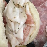 Cantine Barbaroux - ラルド(Lardo)をパンに挟んで食べると一層おいしい