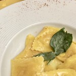 Cantine Barbaroux - サルビアの葉っぱがここでも使われている