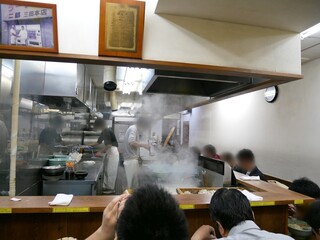 ラーメン二郎 - 店内は男性率9割