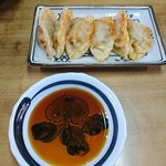 伊勢屋酒店 - 揚げ餃子。