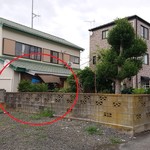 鳥音 - 黄色の矢印が駐車場、赤い丸が店舗です