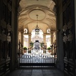 Cantine Barbaroux - きれいなパティオの大きな建物