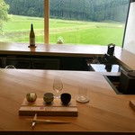 農口尚彦研究所　杜庵 - カウンターから里山を一望