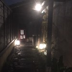 いかの墨 - 店内へと続く回廊