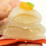 nikiniki - 軽いニッキ味の八つ橋に餡がはさんであります。こちらは白あんですね。2012.01.01