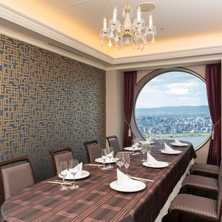 ＜特別室＞
                                          長寿のお祝いや、ご両家顔合わせなど、ハレの日のお食事に。