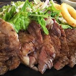 Niku Kei Izakaya Niku Juu Hachi Banya - 黒毛和牛の日替りステーキ 1300円、ご飯・みそ汁のお代わり無料になります