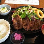 Niku Kei Izakaya Niku Juu Hachi Banya - 黒毛和牛の日替りステーキ 1300円、ご飯・みそ汁のお代わり無料になります