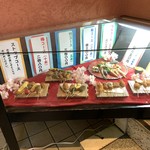 串かつ 角栄 - 店先の食品サンプル群