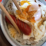みかさ食堂 - 貧乏丼、
      黄身を崩して赤ウィンナーと一緒に(^^)