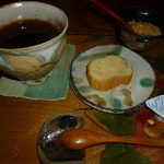 茶廊 椿 - すてきな器に入ったコーヒーとお菓子