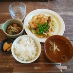 ナチュラルカフェ＋ショップ hanahaco  - 【ランチBセット￥1080(税込)】
            メイン：白身魚の梅天ぷらと春キャベツのアンチョビソースソテー
            小鉢：白滝と豆苗のかつお和え