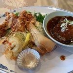 美食人 エピキュア 歓歓 - お菜はナスの味噌煮、春巻き、白身魚天ぷら、唐揚げ甘辛タレ 、グリーンサラダ。