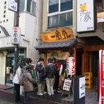 博多 一風堂 - お店の前には行列