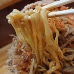 ジャンク屋 哲 - 「豚W入旨辛みそラーメン(ギガ盛500g)」の麺のアップ