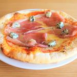 TRATTORIA SALTIMBOCCA - 生ハムとゴルゴンゾーラチーズのピザ
