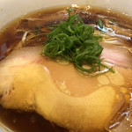 ラーメン屋 トイ・ボックス - ガリシア栗豚チャーシューに九条ネギ