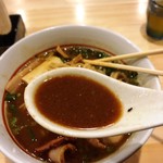 川の先の上 - 赤味噌を使ったスープ