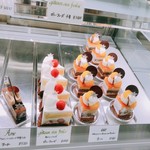 アステリスク - お店の中のケーキ