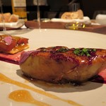 レストラン ラリューム - フランス産フォアグラのブランシャ焼き リュバーブのタルト添え ハイビスカスのガストリックソースで♪
