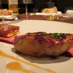 レストラン ラリューム - フランス産フォアグラのブランシャ焼き リュバーブのタルト添え ハイビスカスのガストリックソースで♪