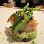 レストラン ラリューム - 山口県産 甘鯛の鱗焼き ほろ苦いサザエのリゾットにのせ　匹見わさびのコンディモンと山菜を添えて