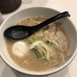 ラーメン海鳴 - とんこつラーメン 玉子入り