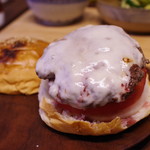 手作りのパン 峰屋 - 峰屋のバンズを用いた自家製バーガー