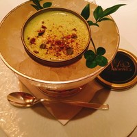 レ セゾン - アミューズ。ピスタチオクリームとカンパチのお料理。