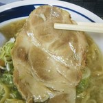 手打ちラーメン 森清 - 以前とは違う丸め薄デカチャーシュー。これはこれで味が染みて美味い！