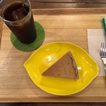 Kafe Kawasemi - ¥1050 季節限定 カスタードのチーズケーキとアイスコーヒー。お皿、ストロー、コースター。色使いが素敵。レモン型のお皿。