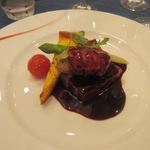 ララシャンス ベルアミー - 肉料理は低音調理された国産牛ロースを豚肉のカイエットと共にサービスされました。
