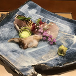 寿司と日本料理 銀座 一 - 刺身三種
      シマアジ、鳥貝、鱸の皮焼き