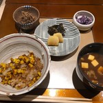 寿司と日本料理 銀座 一 - 御飯は焼き玉蜀黍