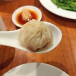 鼎泰豊 - 2019年6月　レンゲに乗っけて(￣ー￣)ﾆﾔﾘ