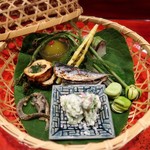 草喰 なかひがし - 八寸
      こごみ、あさつき、ぎぼし白和え
      空豆青蛙に見立てて
      ワラビ醤油焼き、日本海の小鯖寿司
      青梅煮梅、湯葉の八幡巻新牛蒡、はんごうとう
      ゴリと味目ドジョウ、ママカリエゴマ
      メモが追い付かない(笑)