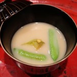 草喰 なかひがし - 白味噌の椀物。
      加茂茄子の素焼きカラシ和え、豆入り絹さや