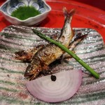 草喰 なかひがし - 平成元年の『かめびし醤油』さんの30年物もろみを
      一石に見立て、玉ねぎは水辺に生まれた波紋。
      ストーリーを伝えられないし。。
      食べるのが精一杯(笑)